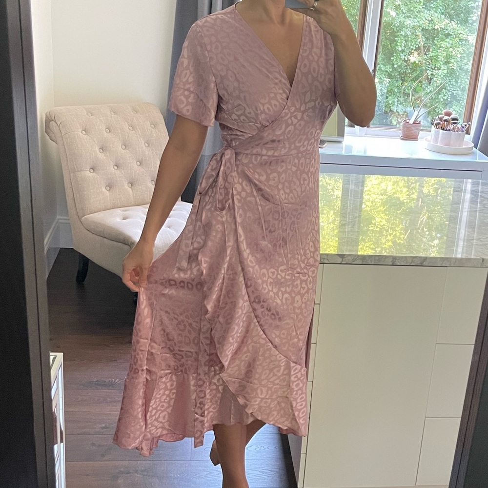 Like New! Elegant Pink Wrap Dress with silky fabric and short sleeves. Size L